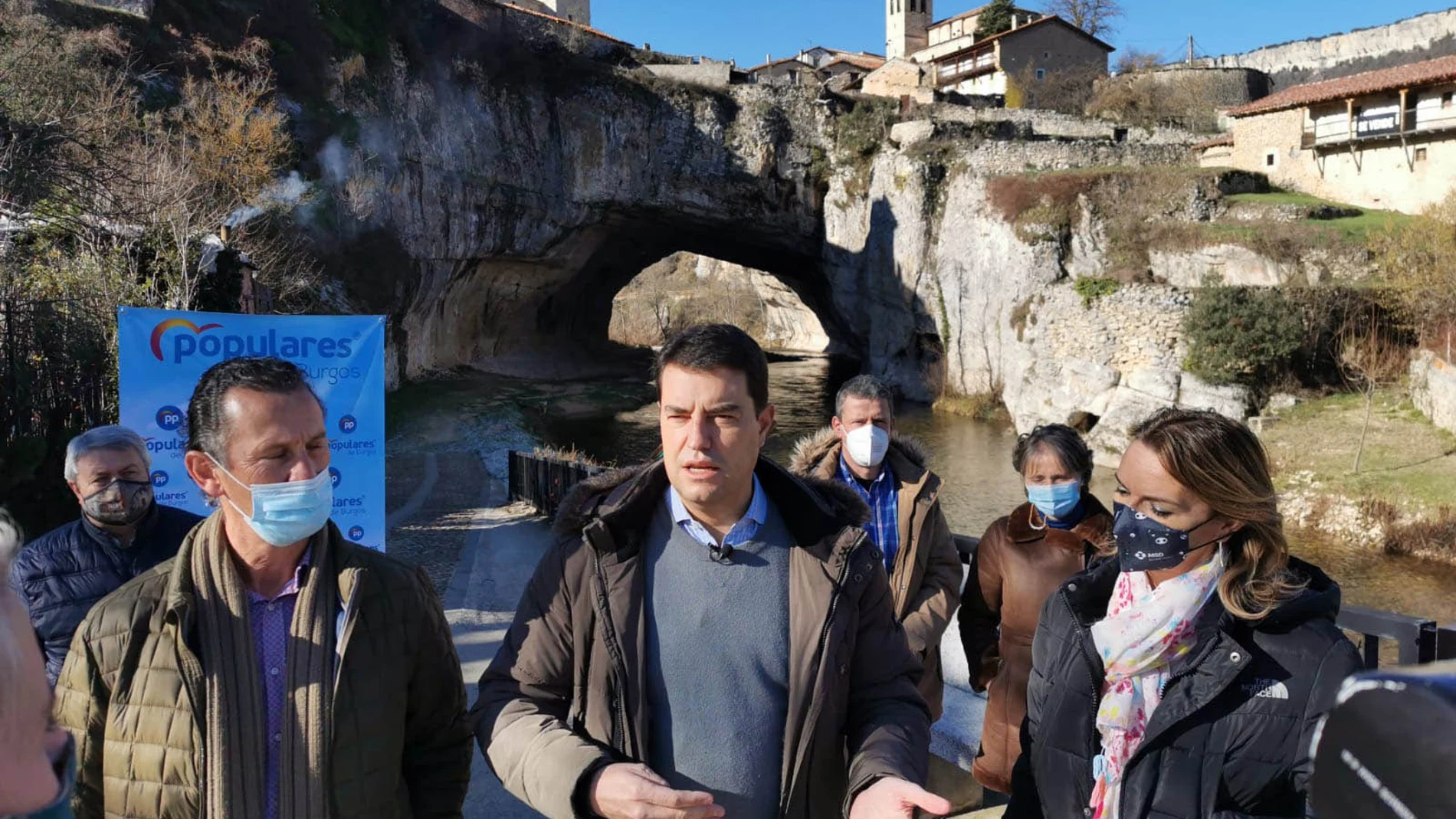 El candidato número a las Cortes de Castilla y León por Burgos, Ángel Ibáñez, acompañado por miembros de la candidatura provincial y por representantes populares de la comarca durante la jornada de trabajo en Las Merindades