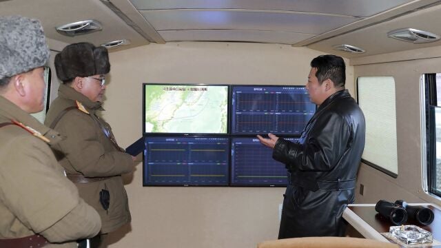 Kim Jong Un supervisa el lanzamiento de un misil