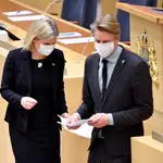 La primera ministra sueca, Magdalena Andersson, junto al líder verde, Per Bolund, en el Parlamento este miércoles