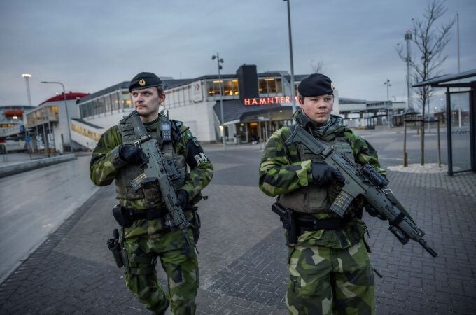 Soldados del regimiento de Gotland patrullan el puerto de Visby, en medio de crecientes tensiones entre la OTAN y Rusia por Ucrania, en la isla sueca de Gotland