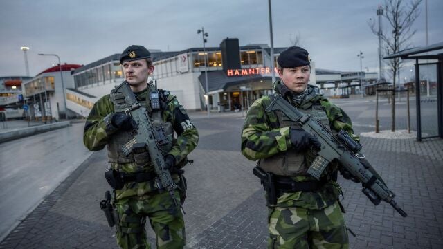 Soldados del regimiento de Gotland patrullan el puerto de Visby, en medio de crecientes tensiones entre la OTAN y Rusia por Ucrania, en la isla sueca de Gotland