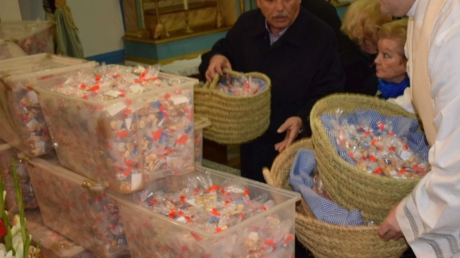 Preparación de los panecillos de San Antón para su bendición en el interior de la Ermita de San Antón de la ciudad de Murcia del año 2020. Real y Muy Ilustre Cofradía de San Antón de Murcia. ANA MARÍA SOTO, COFRADÍA DE SAN 14/01/2022