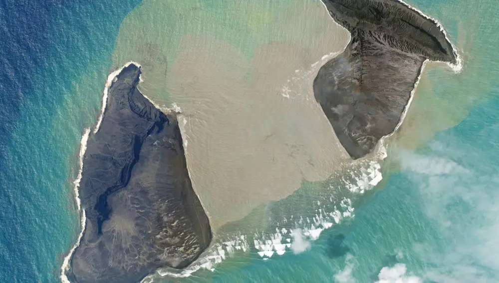 En esta foto de satélite tomada por Planet Labs PBC, una isla creada por el volcán submarino Hunga Tonga Hunga Ha'apai se encuentra justo antes de una erupción masiva el sábado 15 de enero. Un volcán submarino entró en erupción de manera espectacular cerca de Tonga, el sábado, generando grandes olas de tsunami que rompieron en la costa y la gente se apresuró a subir a terrenos más altos