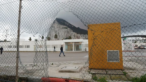 GRAFAND5024. LA LÍNEA DE LA CONCEPCIÓN (CÁDIZ), 22/12/2020.- Personas entran al Peñón en la frontera con La Línea de la Concepción (Cádiz), hoy cuando la posible presencia en Gibraltar de la nueva cepa de coronavirus, mucho más contagiosa, sigue preocupando tanto en la colonia británica, que ha decidido restringir la entrada de pasajeros por avión, como en las localidades vecinas. EFE/A. Carrasco Ragel