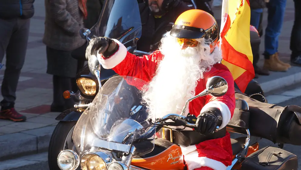 Un motorista vestido de Papa Noel en el desfile de banderas de la concentración motera 'Pingüinos 2022',