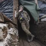 Un soldado ucraniano fuma en una trinchera en la línea de separación de los rebeldes prorrusos, región de Donetsk, Ucrania