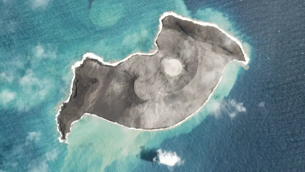 La atronadora erupción del Hunga Tonga Hunga Ha'apai, un volcán submarino con una amplia historia de actividad y ubicado entre dos islotes -que a veces quedan unidos por la ceniza acumulada entre ambos-, pudo escucharse a cientos de kilómetros de distancia.