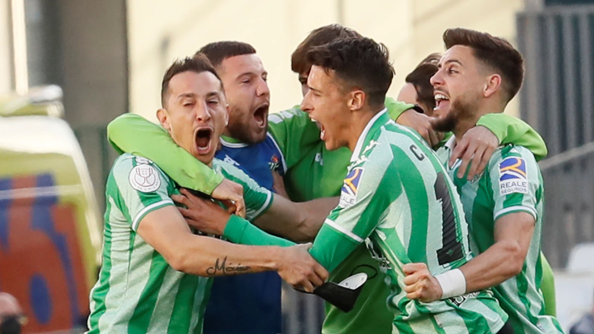 El mexicano Guardado celebra con otros compañeros el pase del Betis a los cuartos de final de la Copa del Rey
