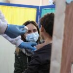 Un menor recibe la vacuna contra la Covid en Valencia