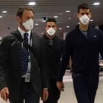 Novak Djokovic en el aeropuerto de Melbourne