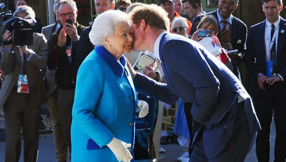 El príncipe Harry besando a su abuela, la Reina Isabel II