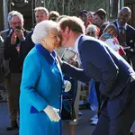  El príncipe Harry se acerca a Isabel II