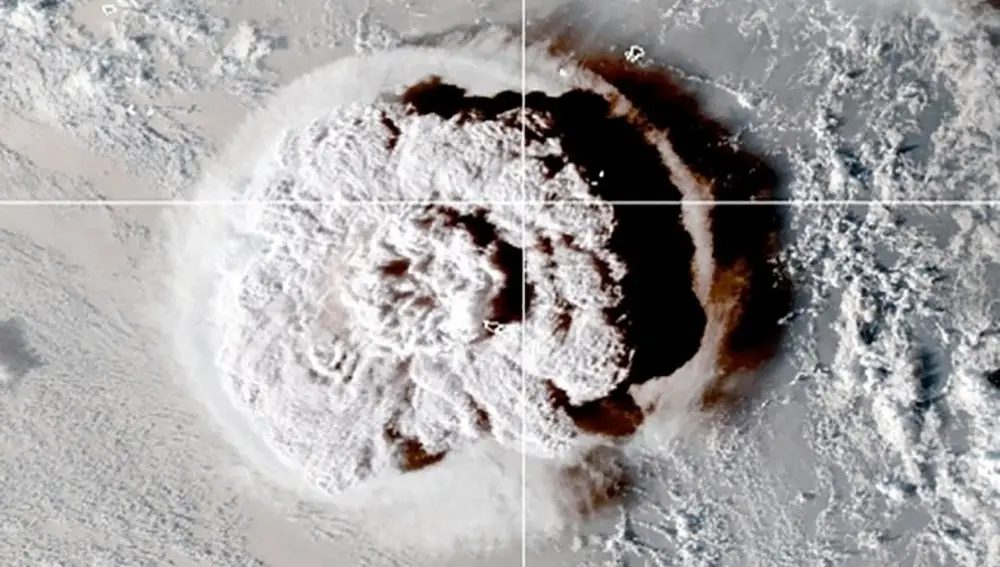 Una imagen publicada por el satélite GOES-West de la NOAA muestra la erupción del volcán submarino cerca de la nación insular de Tonga, que provocó alertas de tsunami en gran parte del Pacífico Sur