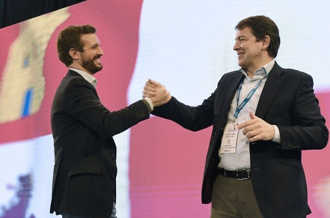 El presidente de la Junta de Castilla y León y candidato a la reelección, Alfonso Fernández Mañueco (d), junto al líder del PP, Pablo Casado