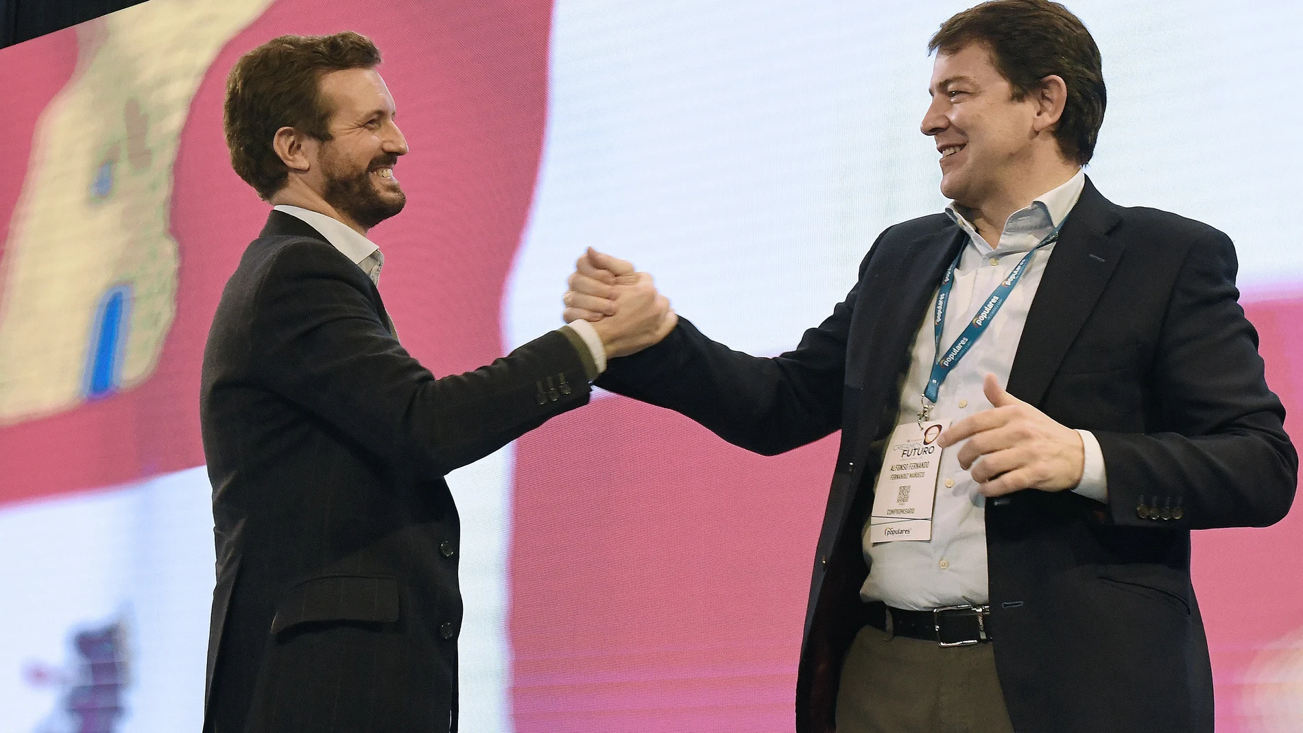 El presidente de la Junta de Castilla y León y candidato a la reelección, Alfonso Fernández Mañueco (d), junto al líder del PP, Pablo Casado