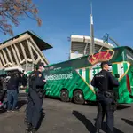 Medidas de seguridad a la llegada del autobús que traslada al Betis al estadio. EFE/ Raúl Caro