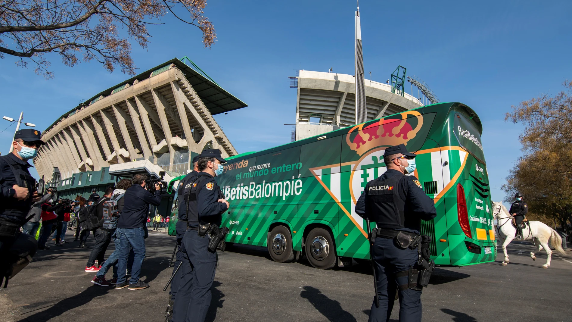 Medidas de seguridad a la llegada del autobús que traslada al Betis al estadio. EFE/ Raúl Caro