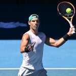 Nadal, en un entrenamiento en las pistas de Melbourne Park