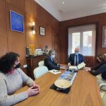 El alcalde de León, José Antonio Diez, junto a la concejala de Bienestar Social y Juventud, Vera López, firmó un convenio de colaboración con la delegación del Colegio Oficial de Psicología de Castilla y León, representada por Vicente Martín