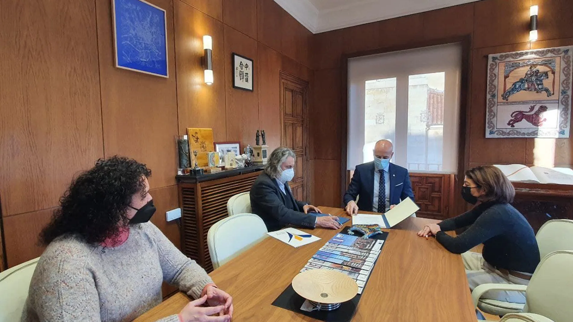 El alcalde de León, José Antonio Diez, junto a la concejala de Bienestar Social y Juventud, Vera López, firmó un convenio de colaboración con la delegación del Colegio Oficial de Psicología de Castilla y León, representada por Vicente Martín