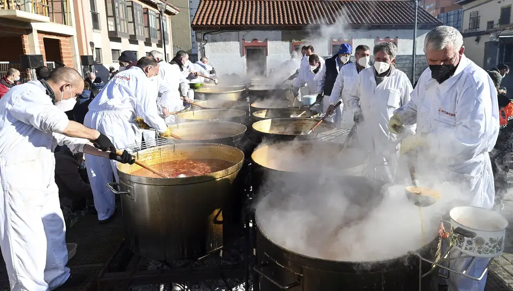 Cocineros elaborando los titos antes del reparto