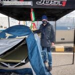 El alcalde de Messina, Cateno De Luca, en la tienda de campaña ubicada en el puerto de Rada San Francesco, en la que permanece en acto de protesta por la imposición del "super pase covid" que se exige para cruzar el estrecho que separa la penísula de la isla de Sicilia