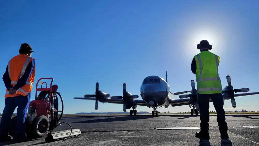 Un avión Orion de la Real Fuerza Aérea de Nueva Zelanda se prepara para salir de la base de Auckland hacia Tonga para ayudar en una evaluación de impacto inicial del área y las islas bajas después de que la nación insular del Pacífico fuera golpeada por un tsunami provocado por una erupción volcánica submarina masiva