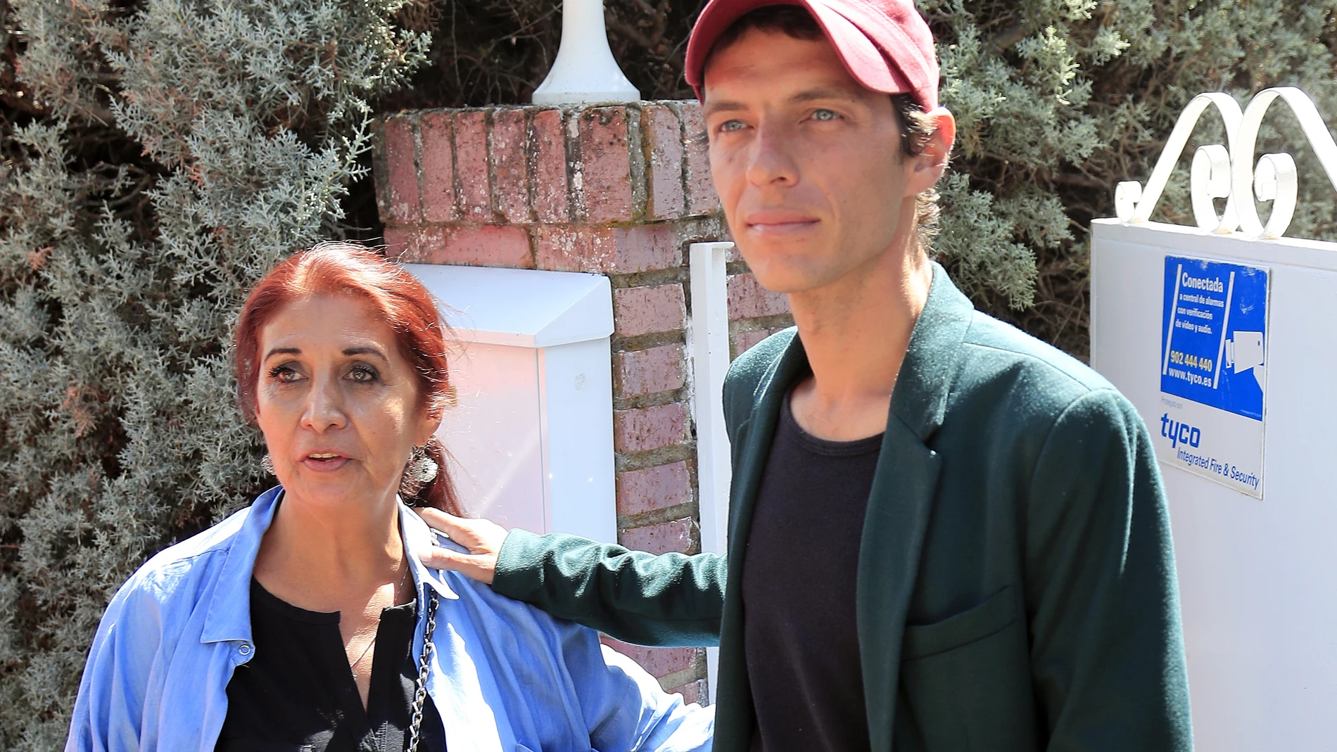 Camilo Michel Blanes con su madre Lourdes Ornelas por las calles de Torrelodones, Madrid. 10/09/2019