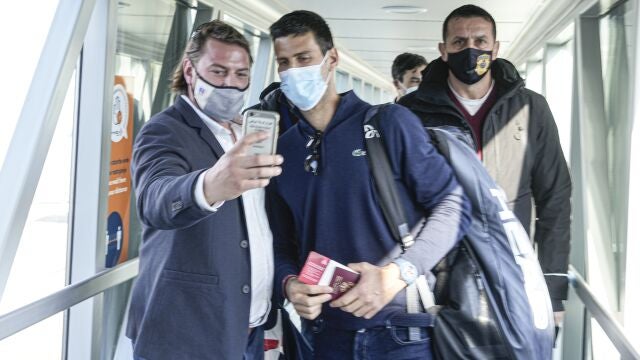 Novak Djokovic tras aterrizar en Belgrado
