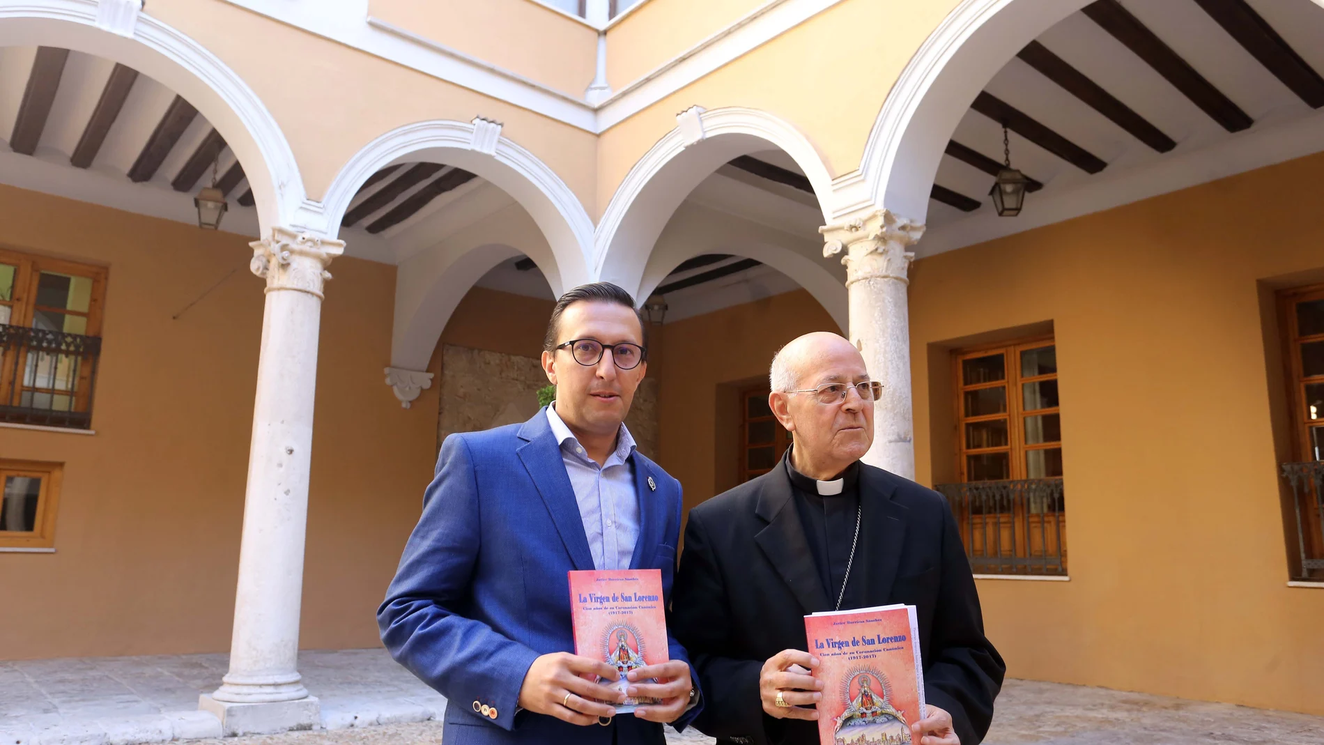 El historiador Javier Burrieza junto al arzobispo Ricardo Blázquez