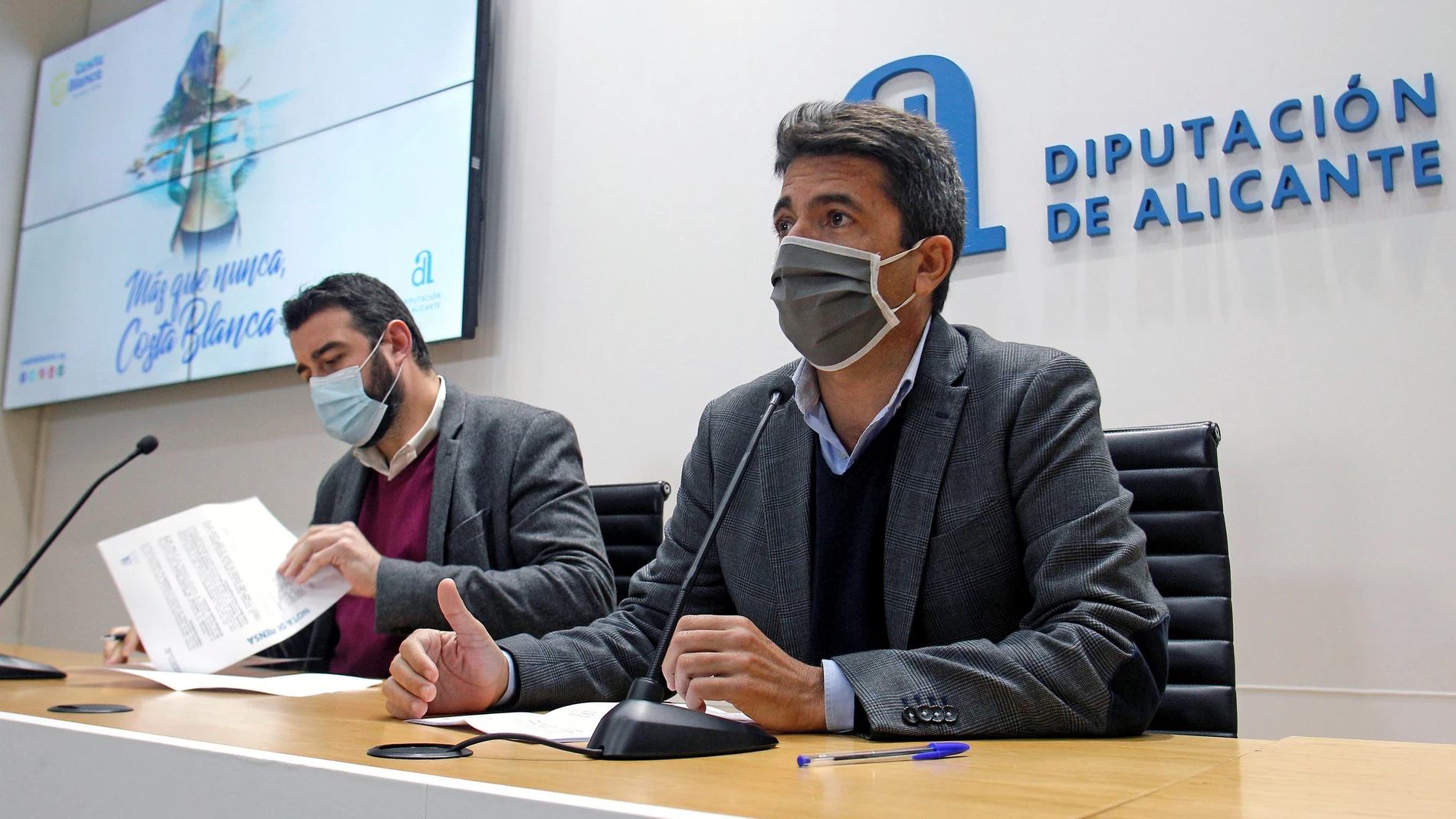 El Presidente de la Diputación Provincial de Alicante, Carlos Mazón (d), y el Director del Patronato Costa Blanca, José Mancebo, presentan el calendario de actividades en FITUR 2022