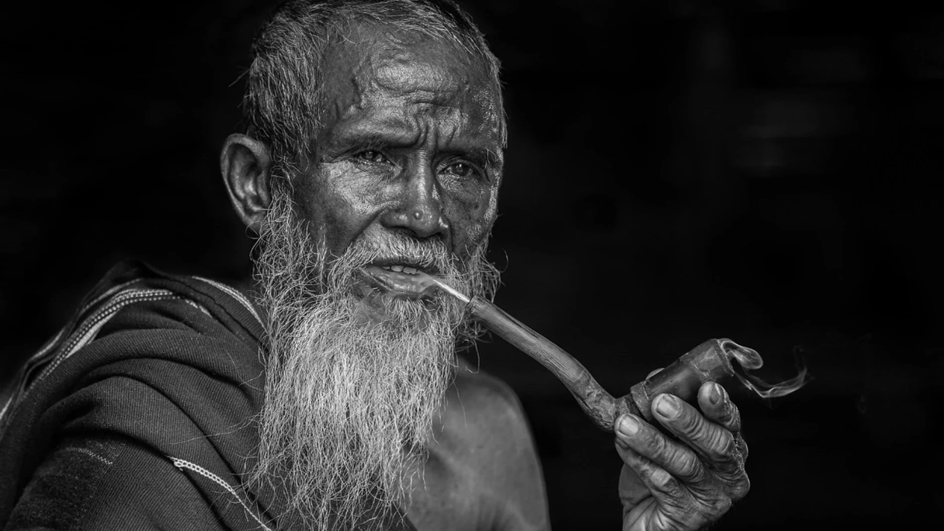 Fotografía de un anciano fumando en pipa del stock de Pixabay