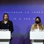 Los portavoces de Podemos Pablo Fernández y Alejandra Jacinto en rueda de prensa desde la sede de Podemos en Madrid
