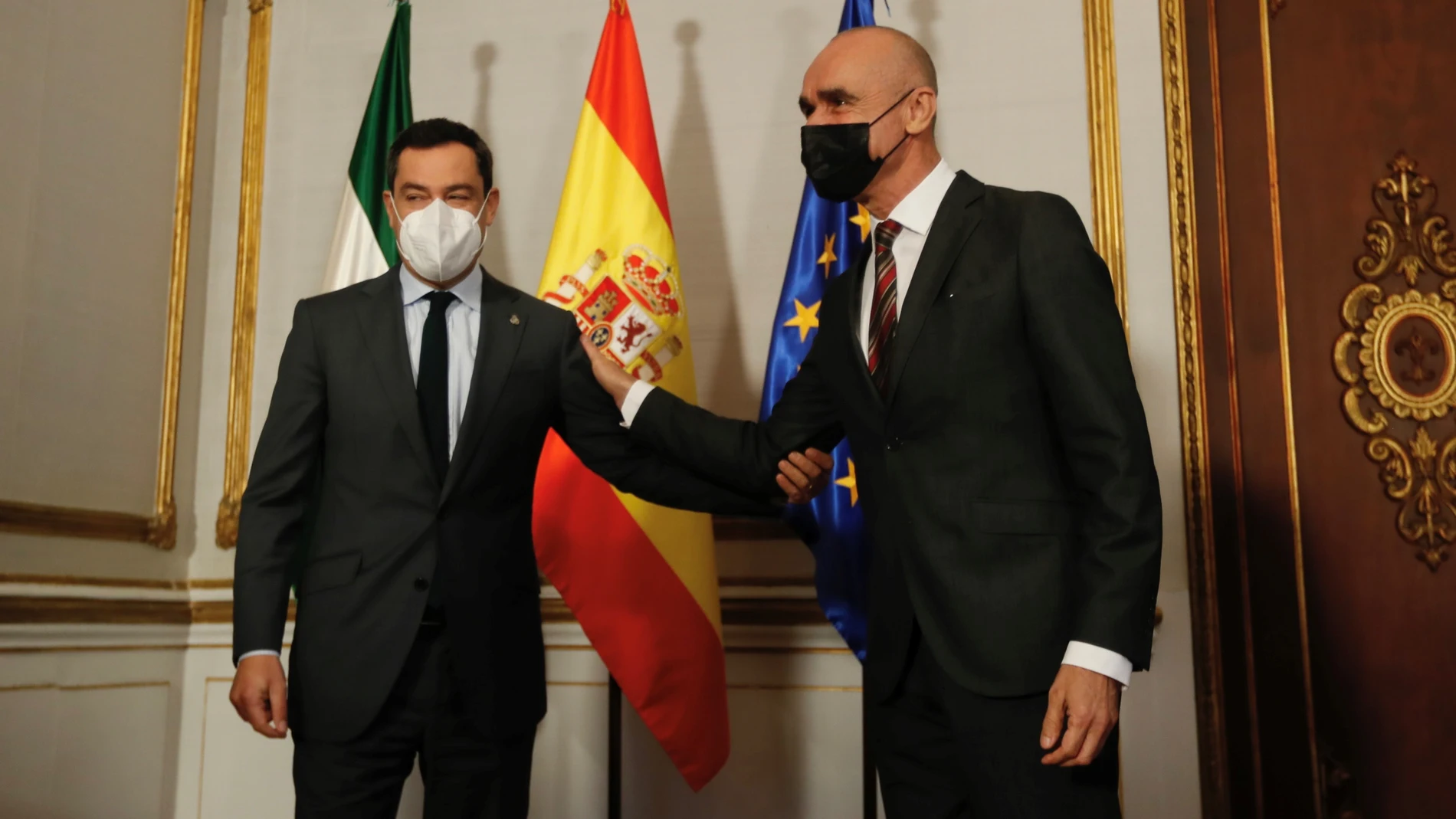 El presidente de la Junta de Andalucía, Juanma Moreno (i), junto al nuevo alcalde de Sevilla, Antonio Muñoz. EFE/José Manuel Vidal