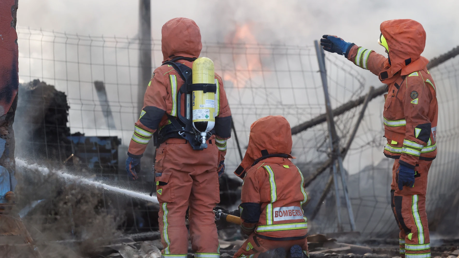 Un incendio ha afectado este lunes a una nave industrial de Aldaia (Valencia) que almacenaba material proveniente del desguace de vehículos