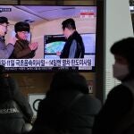 Surcoreanos ven en un televisor en Seúl el lanzamiento de los dos misiles norcoreanos