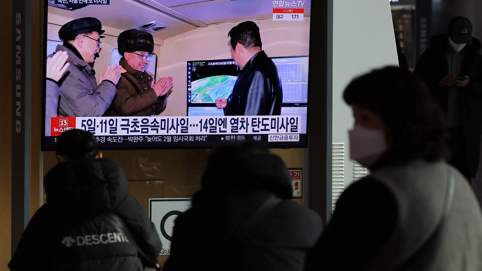 Surcoreanos ven en un televisor en Seúl el lanzamiento de los dos misiles norcoreanos