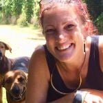 La mujer fallecida dirigía una organización benéfica para perros en el territorio, según declaró su hermano a los medios británicos