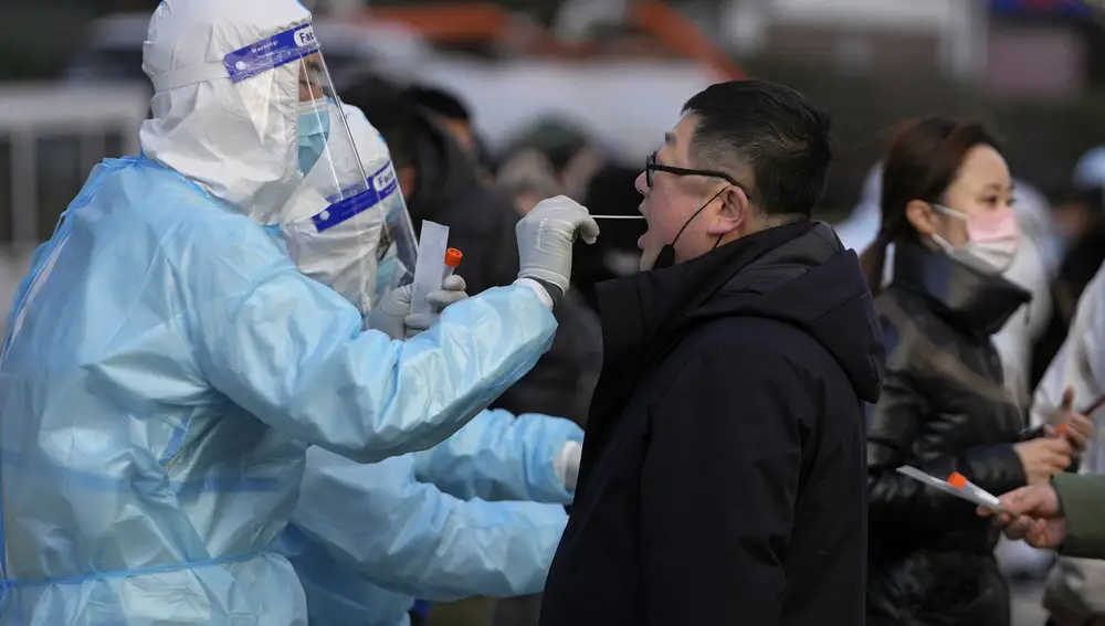 Un médico hace una prueba de Covid-19 a un hombre en Beijing | Fuente: AP Photo/Andy Wong