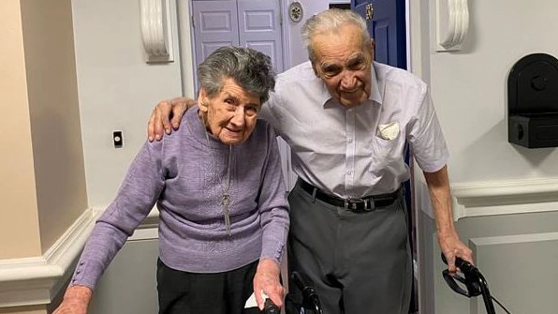 Joyce, de 100 años, y su esposo Ron Bond de 102 años