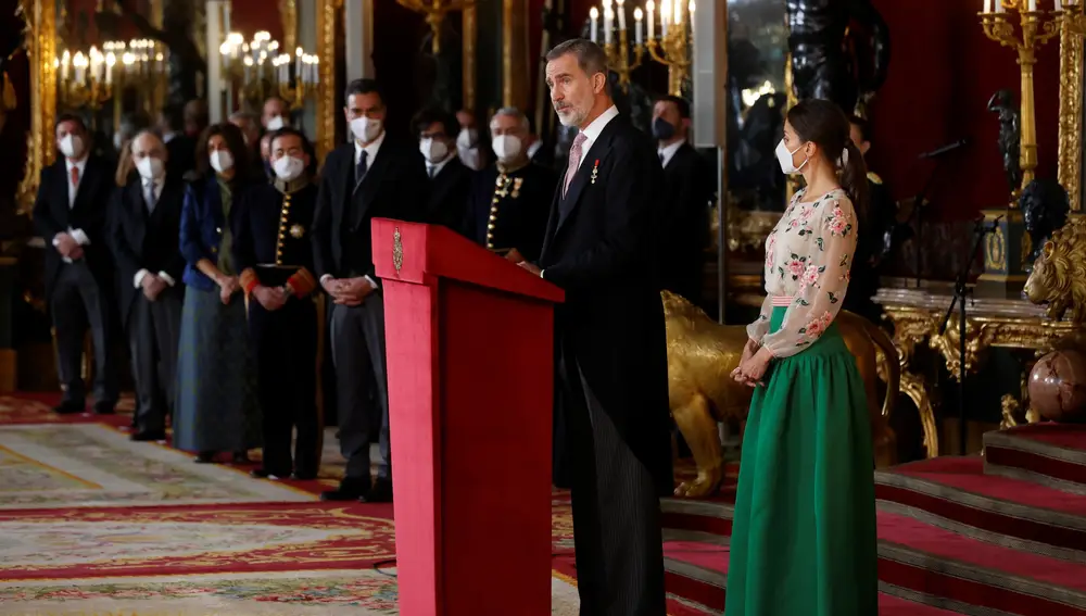 El rey Felipe VI (2d), la reina Letizia (d) y el presidente del Gobierno, Pedro Sánchez (c-i) reciben al cuerpo diplomático acreditado en España durante un acto celebrado en el Palacio Real de Madrid este lunes.