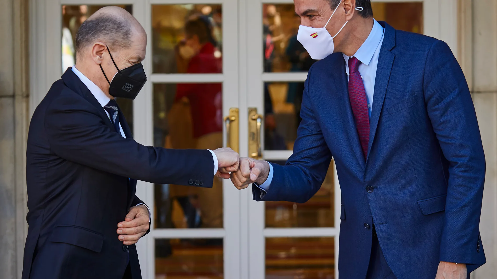 El presidente del Gobierno, Pedro Sánchez, espera la llegada del canciller alemán, Olaf Scholz, en el Palacio de la Moncloa.