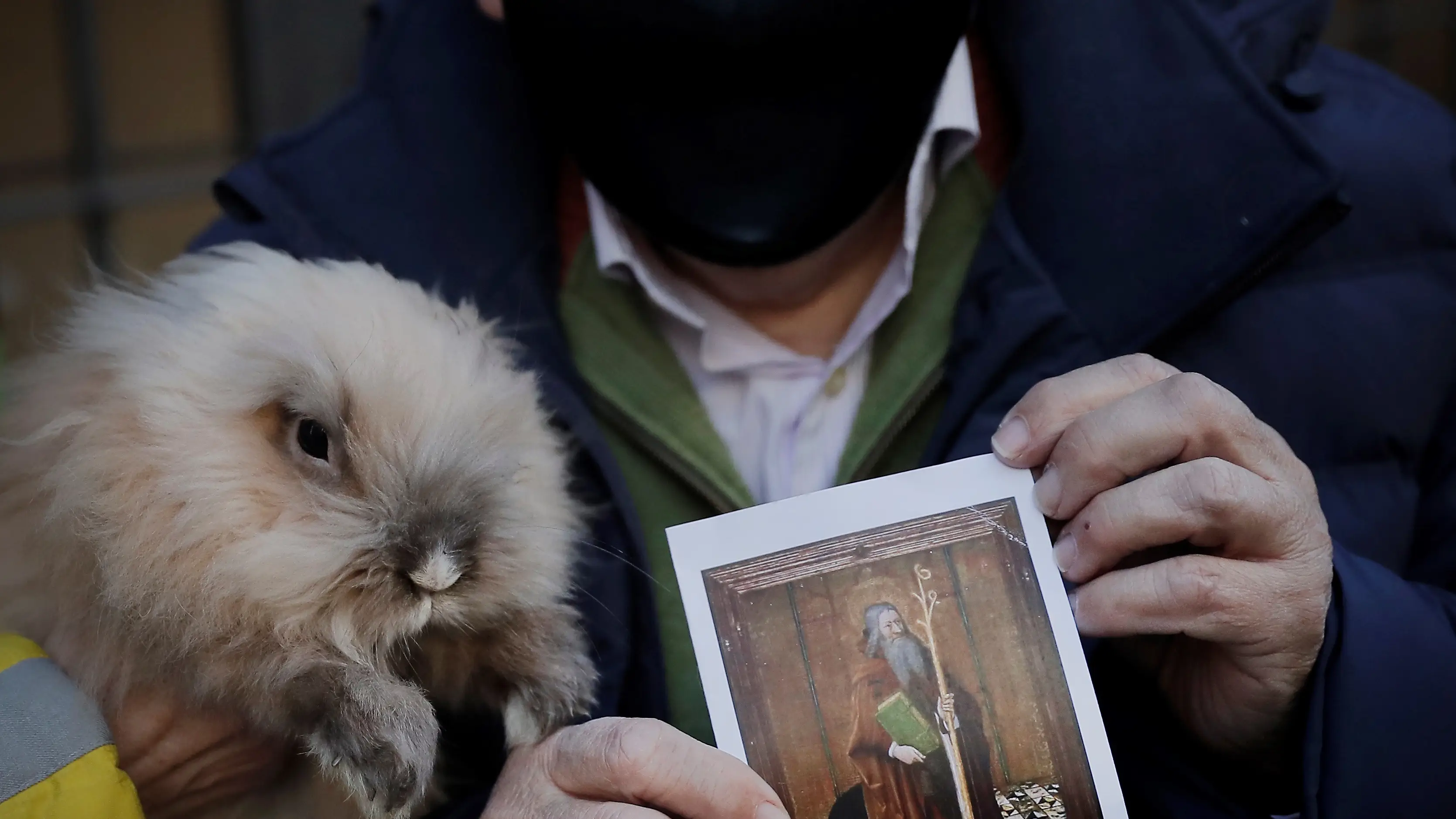 Fernando Hipólito Fonseca, de 82 años, tras recibir la bendición su mascota, un conejo llamado Edrea