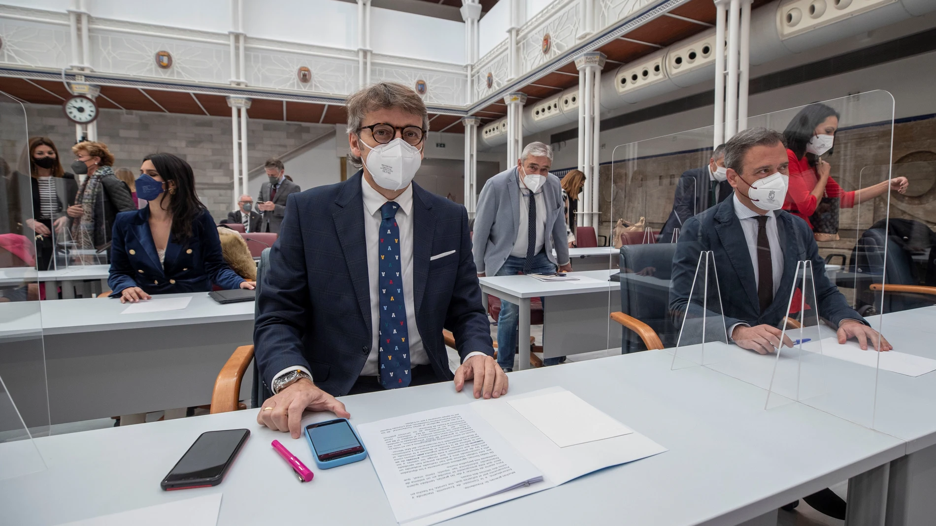 El consejero de economía y hacienda de Murcia Luis Alberto Marín (i) este martes momentos antes del inicio del pleno de la Asamblea Regional de Murcia