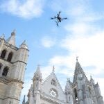 Tecnosylva inicia los vuelos con dron para preparar una reconstrucción en 3D de la catedral de León