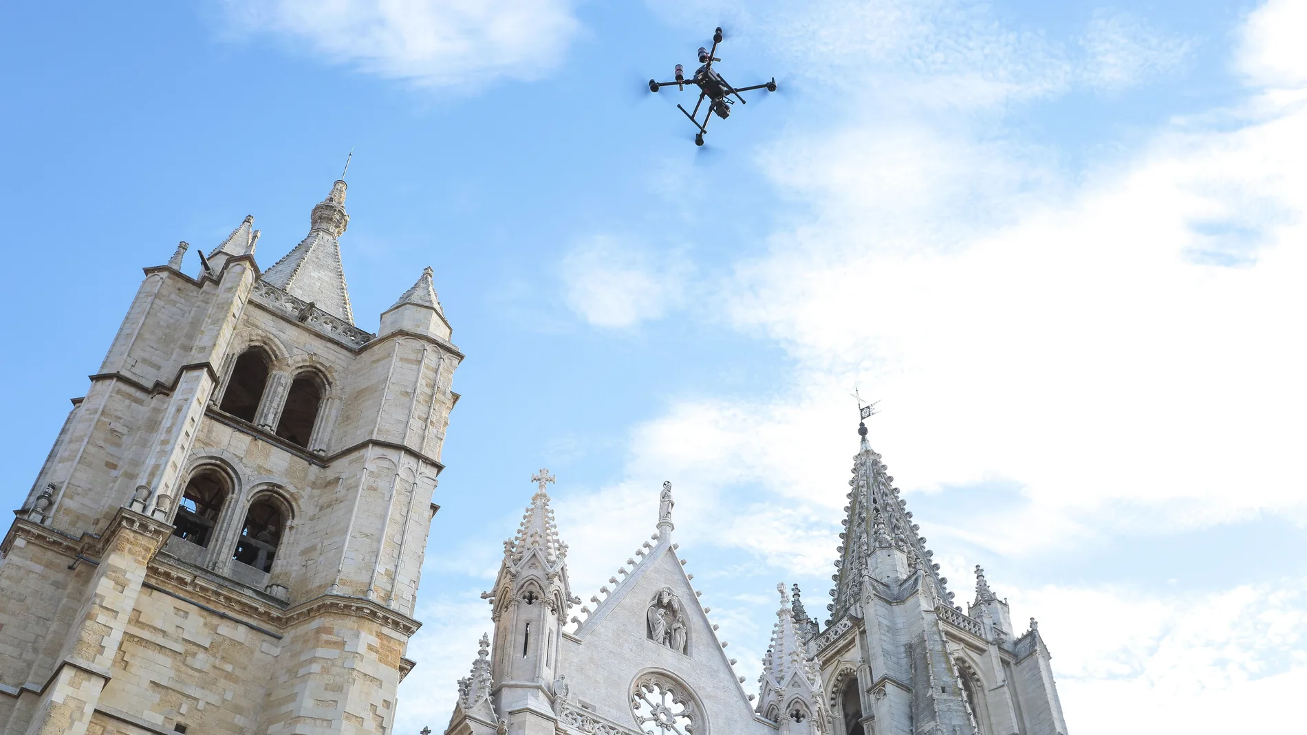 Tecnosylva inicia los vuelos con dron para preparar una reconstrucción en 3D de la catedral de León