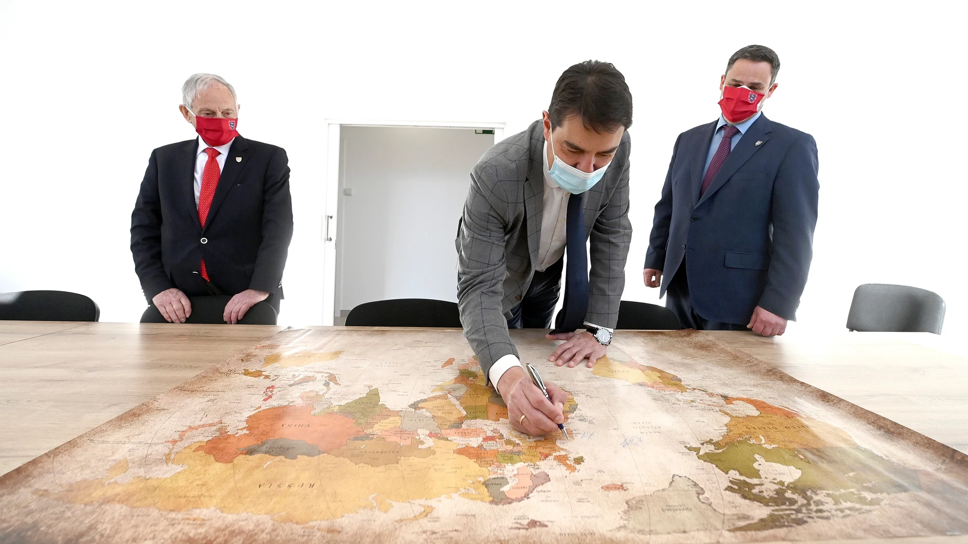 El consejero de la Presidencia, Ángel Ibáñez, mantiene un encuentro con los responsables de la Fundación de Estudios Estratégicos, FESEI, para conocer su proyecto en Castilla y Leon