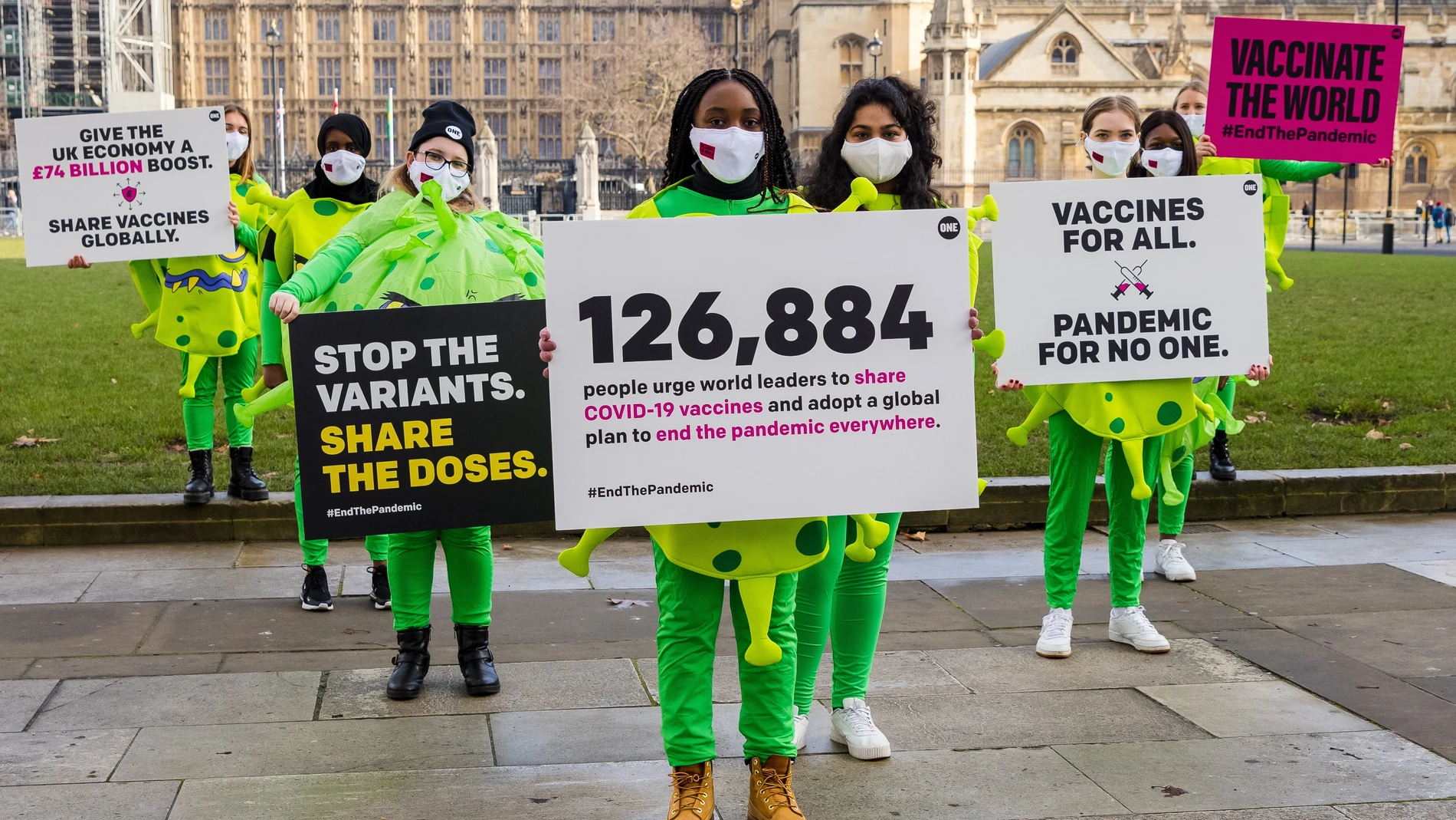 Un grupo de activistas pide que las vacunas lleguen al Tercer Mundo en la plaza del Parlamento británico, en Londres