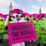 Un grupo de activistas pide en Londres la vacunación masiva en el Tercer Mundo