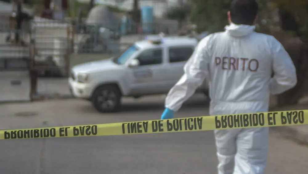 Un perito forense revisa la casa del fotoperiodista Margarito Martinez, en Camino Verde, Tijuana, estado de Baja California (México)